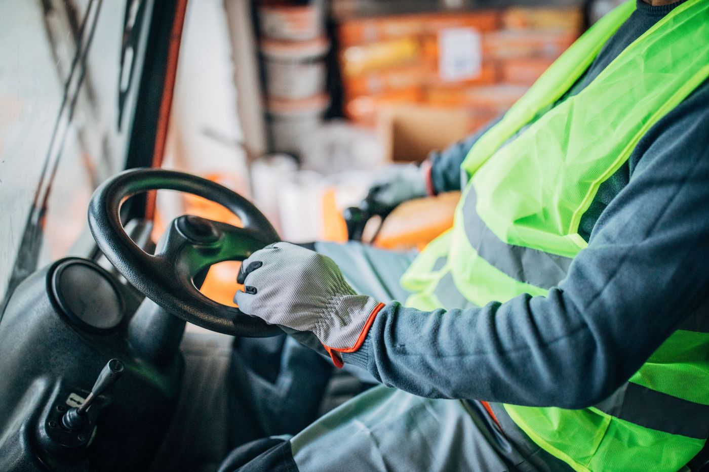 Job offer: Warehouse worker with UDT license