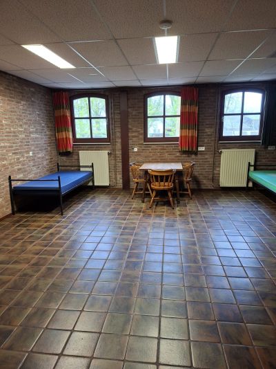 Accommodation photo 10 of 13 - Pracownik szkółki z kwiatami ozdobnymi